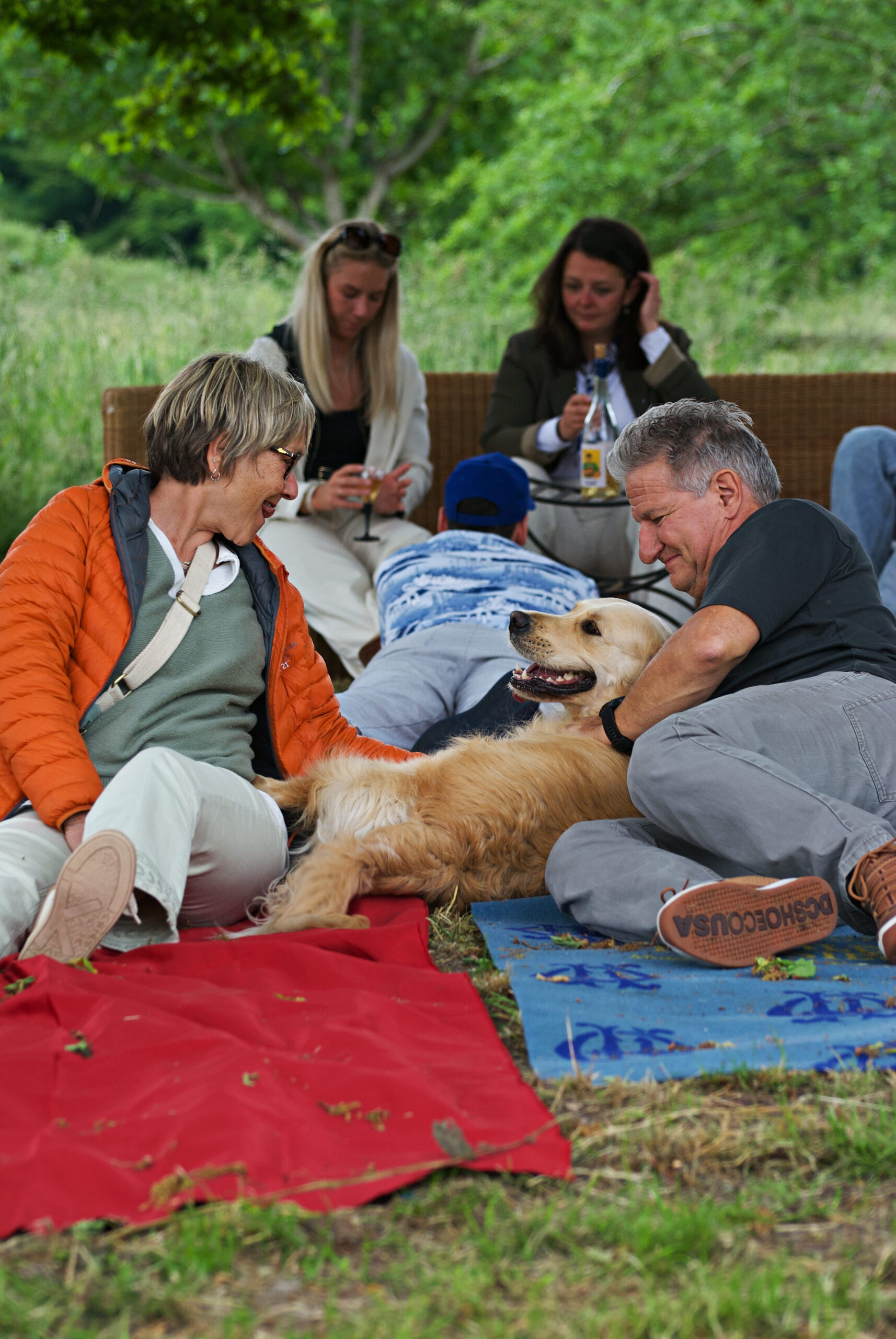 Une scène conviviale en famille au festival, avec un chien